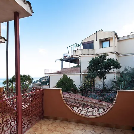 מלון Andromaco Palace 3*