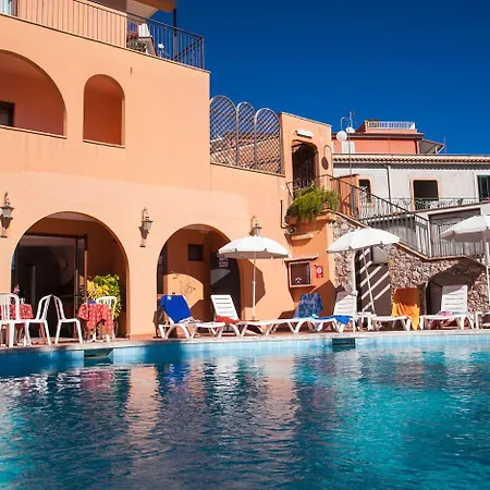 Andromaco Palace 3* טאורמינה