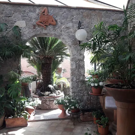 מלון Andromaco Palace 3*