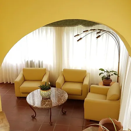 Andromaco Palace מלון טאורמינה